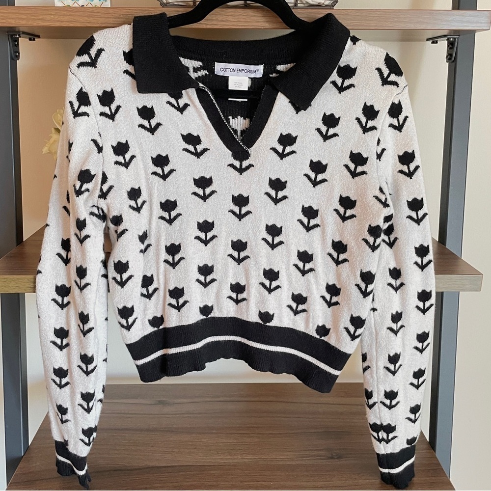 Cozy Cotton Emporium Black & White V-Neck Sweater, Size Juniors Large